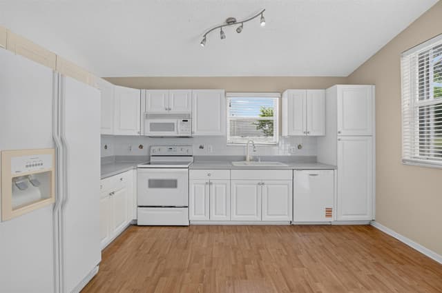 7666 Rockport Circle, Lake Worth FL 33467 - Lake Worth, FL - Photo 3