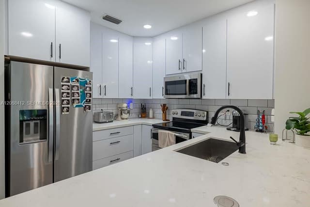 12171 SW 4th St, Pembroke Pines FL 33025 - Pembroke Pines, FL - Photo 7
