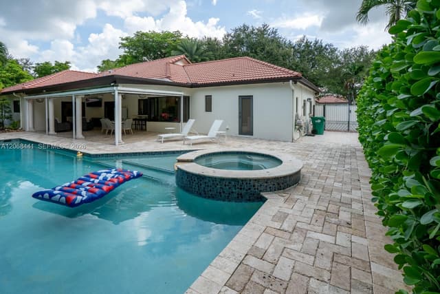 15600 NW 82nd Ct, Miami Lakes FL 33016 - Miami Lakes, FL - Photo 4