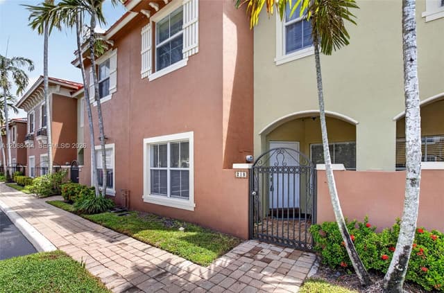 218 Lake Monterey Cir, Boynton Beach FL 33426 - Boynton Beach, FL - Photo 2
