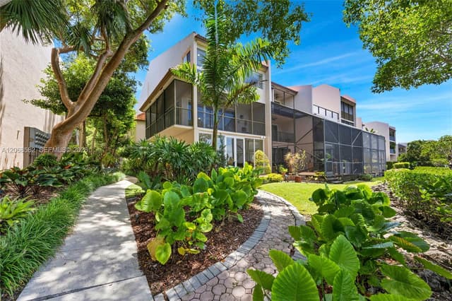 5996 Paradise Point Dr, Palmetto Bay FL 33157 - Palmetto Bay, FL - Photo 2