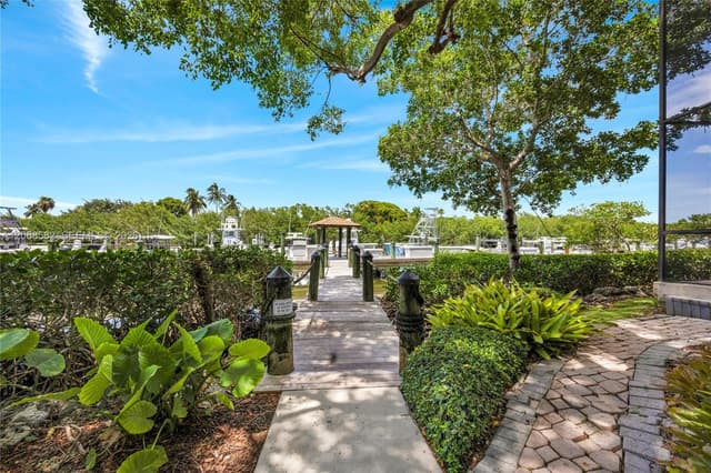 5996 Paradise Point Dr, Palmetto Bay FL 33157 - Palmetto Bay, FL - Photo 4