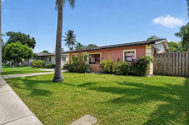 816 SW 3RD Court, Delray Beach FL 33444 - Delray Beach, FL - Photo 2