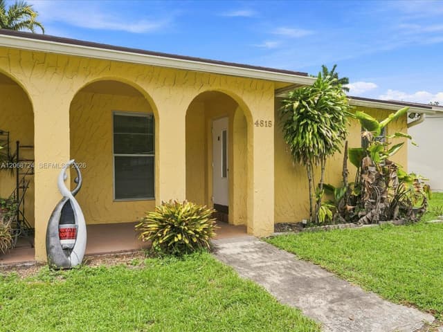 4815 SW 65th Way, Davie FL 33314 - Davie, FL - Photo 2