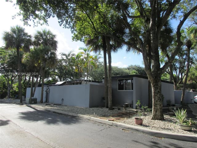 16330 Oak Walk, Miami Lakes FL 33014 - Miami Lakes, FL - Photo 3