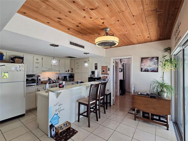 16330 Oak Walk, Miami Lakes FL 33014 - Miami Lakes, FL - Photo 5