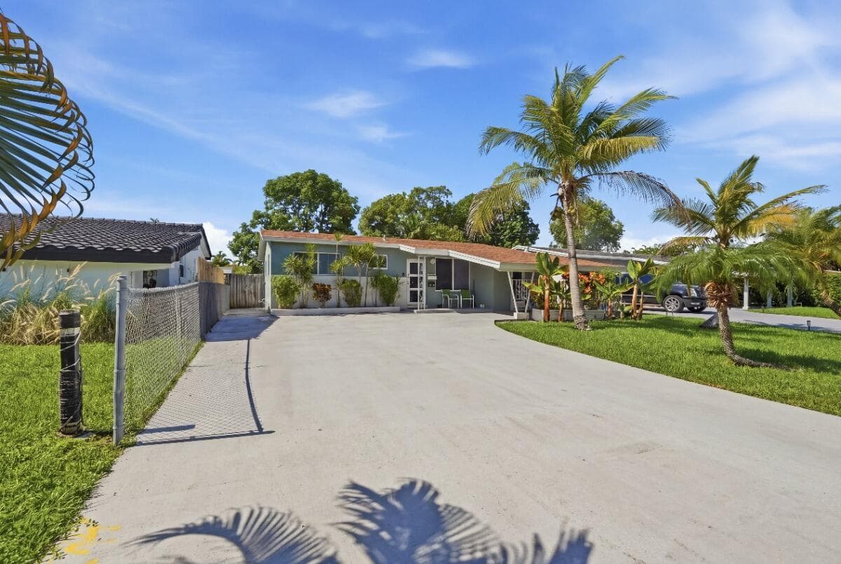 309 SW 7TH Court, Hallandale Beach FL 33009 - Hallandale Beach, FL - Photo 1