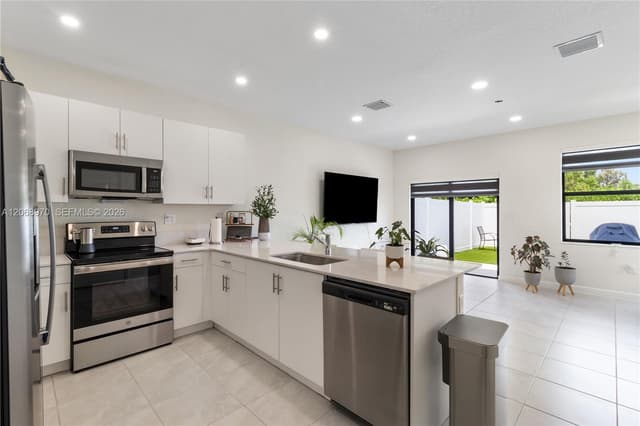 11410 W 34th Way, Hialeah FL 33018 - Hialeah, FL - Photo 7
