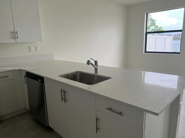 3382 W 114th Ter, Hialeah FL 33018 - Hialeah, FL - Photo 5