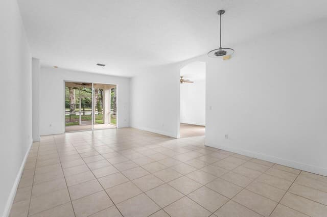 196 Seminole Lakes Drive, Royal Palm Beach FL 33411 - Royal Palm Beach, FL - Photo 6