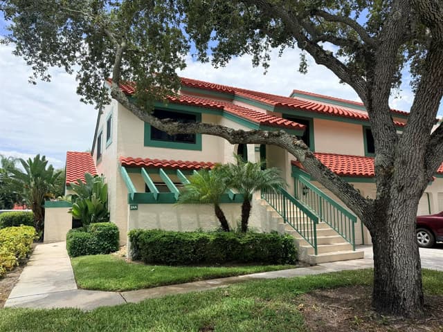 24 LEXINGTON Lane W # A, Palm Beach Gardens FL 33418 - Palm Beach Gardens, FL - Photo 2
