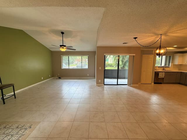 24 LEXINGTON Lane W # A, Palm Beach Gardens FL 33418 - Palm Beach Gardens, FL - Photo 6