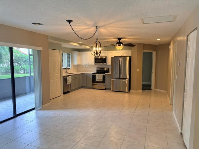 24 LEXINGTON Lane W # A, Palm Beach Gardens FL 33418 - Palm Beach Gardens, FL - Photo 5