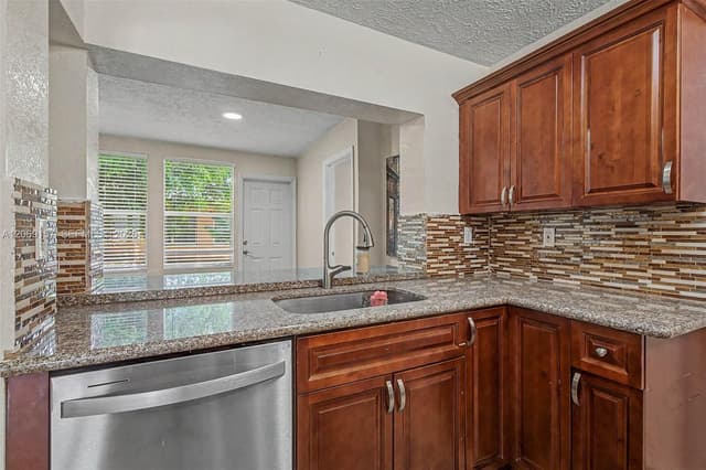 6001 NW 66th Ter, Tamarac FL 33321 - Tamarac, FL - Photo 7