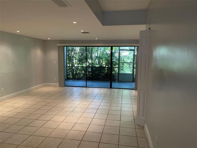 8843 SPRINGTREE LAKES Drive, Sunrise FL 33351 - Sunrise, FL - Photo 3