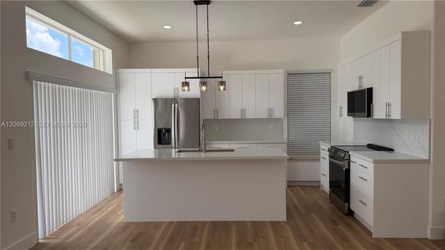 19089 NW 23rd Ct, Pembroke Pines FL 33029 - Pembroke Pines, FL - Photo 3