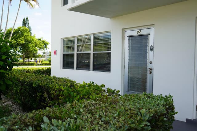 97 BERKSHIRE E, West Palm Beach FL 33417 - West Palm Beach, FL - Photo 2