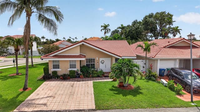 18847 NW 83rd Pl, Hialeah FL 33015 - Hialeah, FL - Photo 2