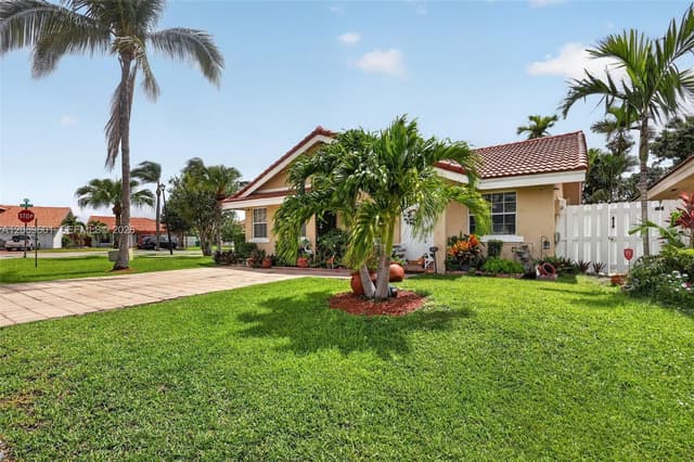 18847 NW 83rd Pl, Hialeah FL 33015 - Hialeah, FL - Photo 3