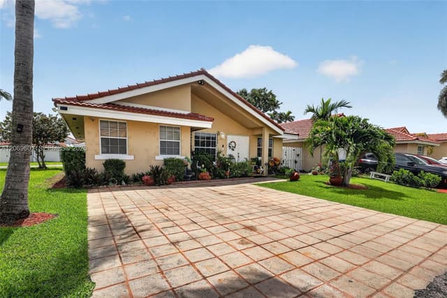 18847 NW 83rd Pl, Hialeah FL 33015 - Hialeah, FL - Photo 5