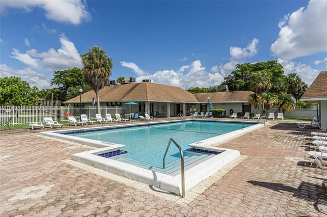 5510 S Lakewood Cir S # A, Margate FL 33063 - Margate, FL - Photo 2