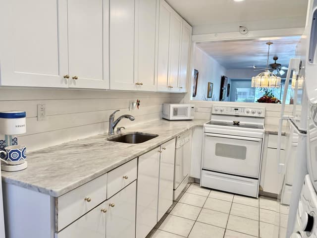 1421 NW 19th Terrace # 102, Delray Beach FL 33445 - Delray Beach, FL - Photo 4