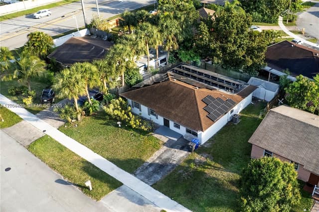 8110 SW 4th Pl, North Lauderdale FL 33068 - North Lauderdale, FL - Photo 2