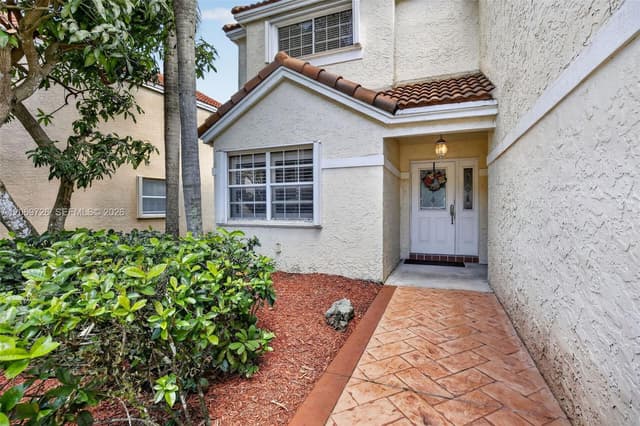 2638 Oak Park Cir, Davie FL 33328 - Davie, FL - Photo 3