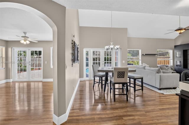 2638 Oak Park Cir, Davie FL 33328 - Davie, FL - Photo 4