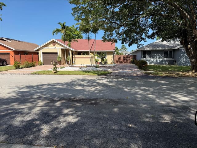 1051 SW 99th Ave, Pembroke Pines FL 33025 - Pembroke Pines, FL - Photo 2