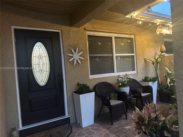 1051 SW 99th Ave, Pembroke Pines FL 33025 - Pembroke Pines, FL - Photo 7