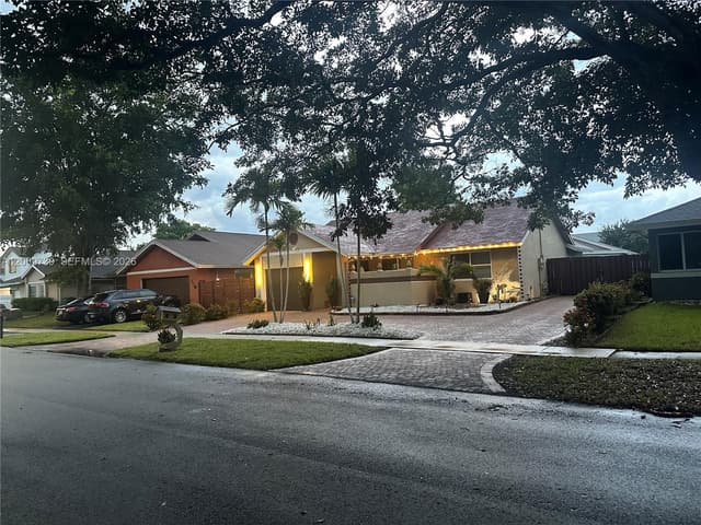 1051 SW 99th Ave, Pembroke Pines FL 33025 - Pembroke Pines, FL - Photo 3