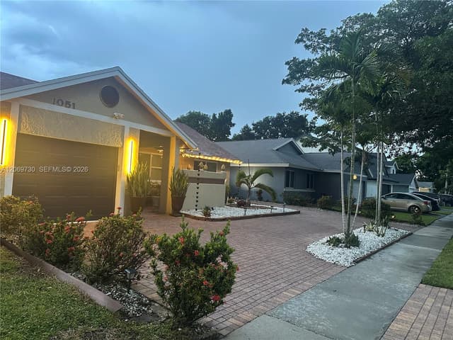 1051 SW 99th Ave, Pembroke Pines FL 33025 - Pembroke Pines, FL - Photo 5