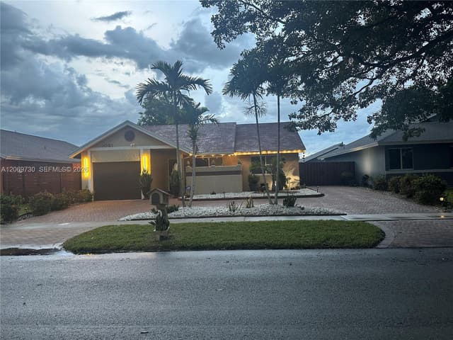 1051 SW 99th Ave, Pembroke Pines FL 33025 - Pembroke Pines, FL - Photo 4