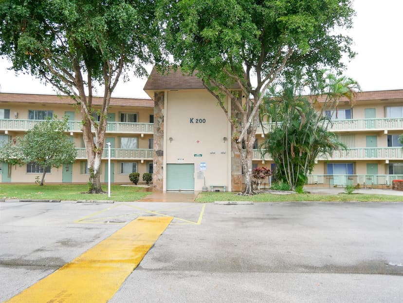 200 Village Green Circle E # 311, Palm Springs FL 33461