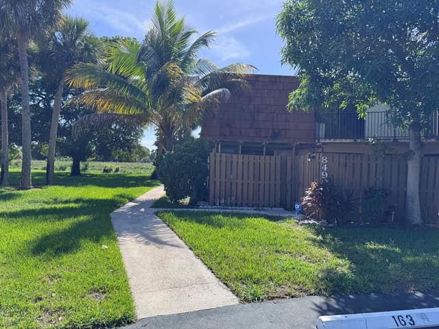 8492 S Coral Circle, North Lauderdale FL 33068 - North Lauderdale, FL - Photo 2