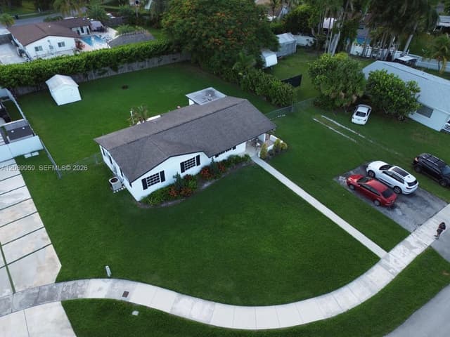 18608 SW 93rd Pl, Cutler Bay FL 33157 - Cutler Bay, FL - Photo 2