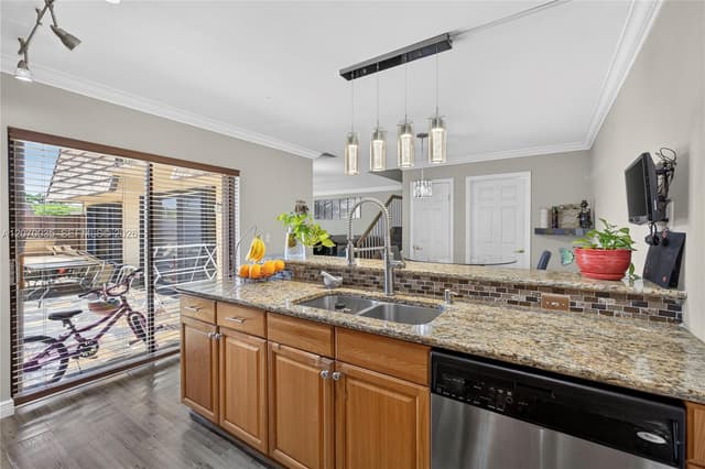 953 Springdale Cir, Palm Springs FL 33461 - Palm Springs, FL - Photo 4