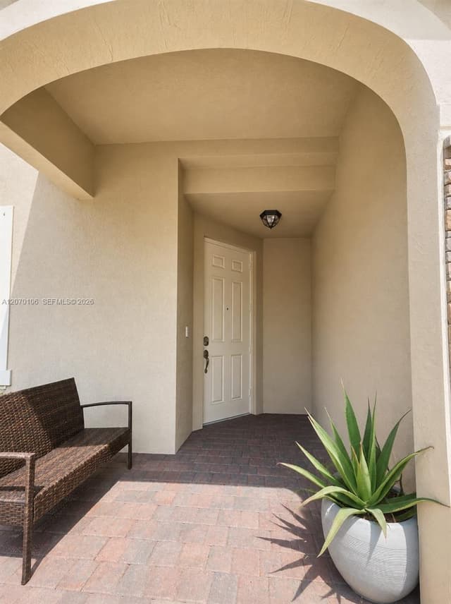 9229 W 33rd Way, Hialeah FL 33018 - Hialeah, FL - Photo 2