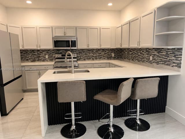 9229 W 33rd Way, Hialeah FL 33018 - Hialeah, FL - Photo 3