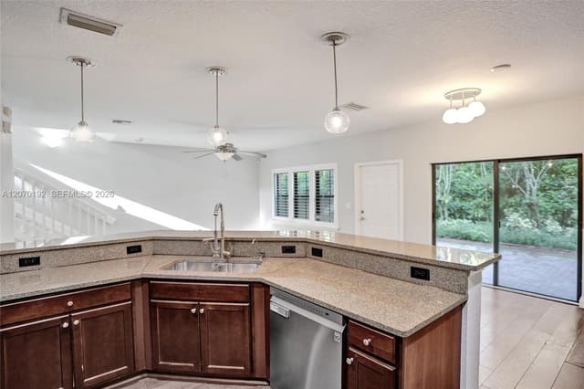 6079 Grand Cypress Cir W, Coconut Creek FL 33073 - Coconut Creek, FL - Photo 5