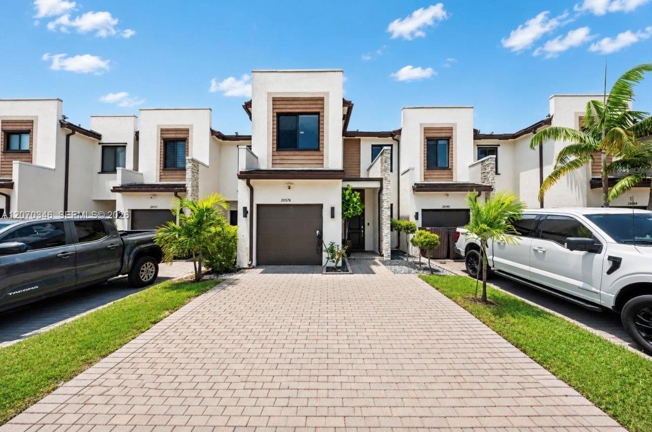 20576 NE 5th Pl, Miami FL 33179 - Miami, FL - Photo 1