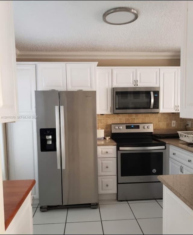 223 SW Maple Ter, Davie FL 33325 - Davie, FL - Photo 2