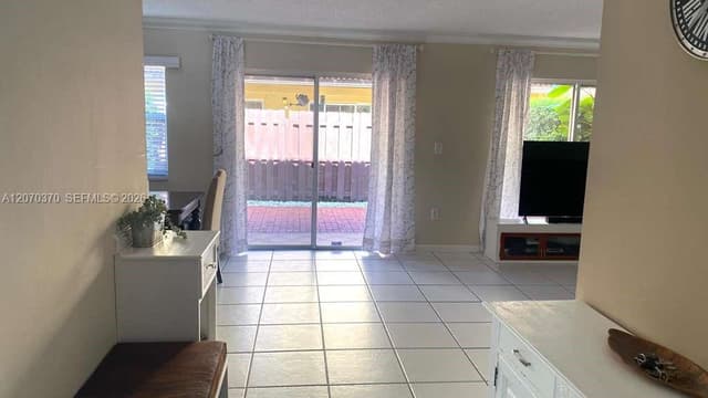 223 SW Maple Ter, Davie FL 33325 - Davie, FL - Photo 4