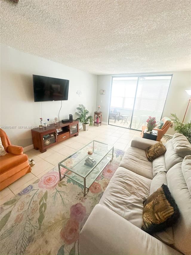 2860 Somerset Dr # 400K, Lauderdale Lakes FL 33311 - Lauderdale Lakes, FL - Photo 2