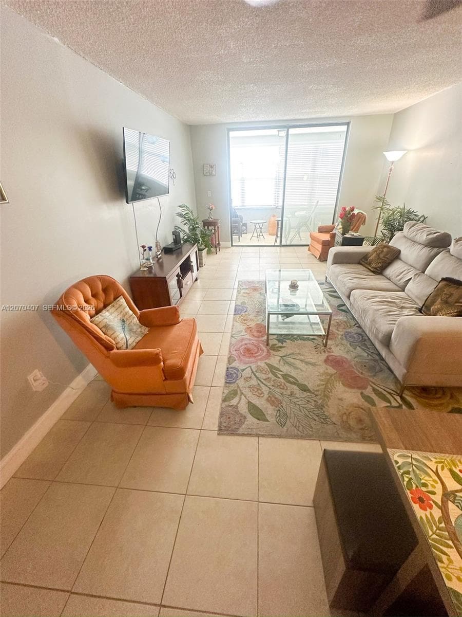 2860 Somerset Dr # 400K, Lauderdale Lakes FL 33311 - Lauderdale Lakes, FL - Photo 1