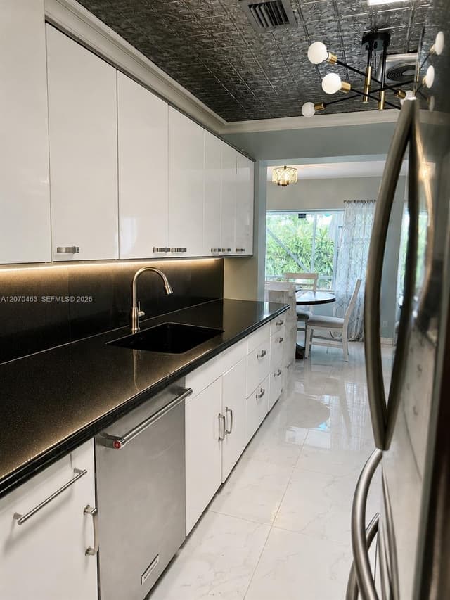 4713 Holly Dr, Tamarac FL 33319 - Tamarac, FL - Photo 3