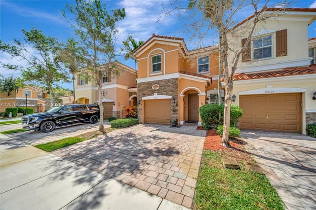 12434 NW Emerald Creek Mnr, Plantation FL 33325 - Plantation, FL - Photo 2