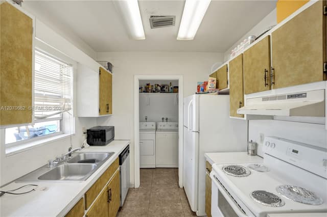 5706-5708 Lincoln St # 2, Hollywood FL 33021 - Hollywood, FL - Photo 4