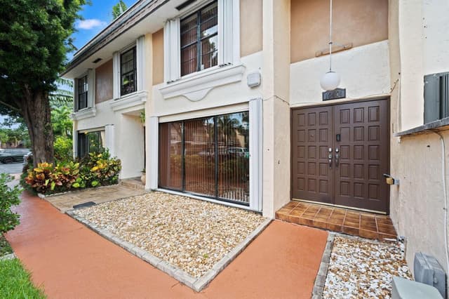 16470 NE 27TH Place # 35, North Miami Beach FL 33160 - North Miami Beach, FL - Photo 2